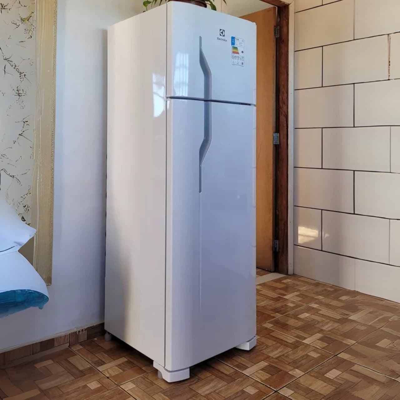 Geladeira/Refrigerador Electrolux Cycle Defrost Duplex Branco 260L DC35A 127V